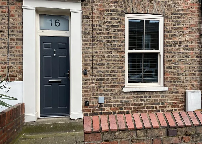 The Vines - Stunning Period Home With Free Parking